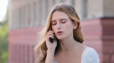 Sinirli, sinirli, bin yıllık bir kadın dışarıda telefonla konuşuyor. Öfkeli bir genç kız elinde cep telefonuyla arama yapıyor. Çekici, sarışın bir kadın arkadaşıyla hoş olmayan bir konuşma yapıyor.
