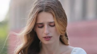 Mutsuz Alman İskandinav genç kadının üzgün yüzü. Düşünceli düşünme sorununu görmezden geliyor. Depresyona girmiş, üzgün, üzgün, kalbi kırık bir kadın kötü bir hata yaptı.