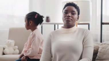 Afro-amerikan, anne-zenci etnik anneyi gücendirmiş, evde oturan, küçük kız çocuğuna sırt çevirmiş, kavga sonrası üzgün hisseden, anlaşmazlık, sorun yaratan, yanlış anlaşılmış, yanlış anlaşılmış...