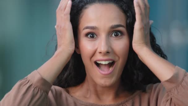 Porträtt utomhus hispanic känslomässig flicka brunett förvånad entusiastisk förvånad och förvånad kvinna känner chock glädje glädje förvåning från goda nyheter seger vinner stänger munnen med händerna från förundran — Stockvideo