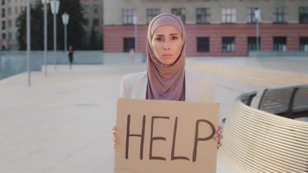 Портрет на открытом воздухе молодой расстроенной восточной индийской женщины в хиджаб студент безработной стрессовой женщины, стоящей на открытом воздухе проведение шоу картонные баннеры помощь. Концепция дискриминации женщин — стоковое видео