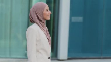 Milenyum boyunca çeşitli bayan meslektaşlar ya da partnerler tanıştığımıza memnun olarak el sıkışarak birbirlerini selamlarlar. Gülümseyen iş kadınları tesettürlü Hintli kız ve genç Avrupalı kadın el sıkışıyor