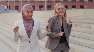 Zafer dansı konsepti, iş dünyasının başarısını kutlayan çeşitli iş arkadaşları, inanılmaz başarı, mutlu ve mutlu takım arkadaşları, açık havada dans ederek büyük bir zafer kazanıyorlar.