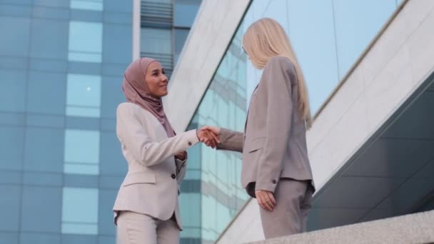 Glad Millennial Kaukasiska flicka praktikant student arbetare få uppskattad främjas anställd belönas handskakning ung kvinnlig chef affärskvinnor i hijab, handslag som tacksamhet erkännande tack vare konceptet — Stockvideo