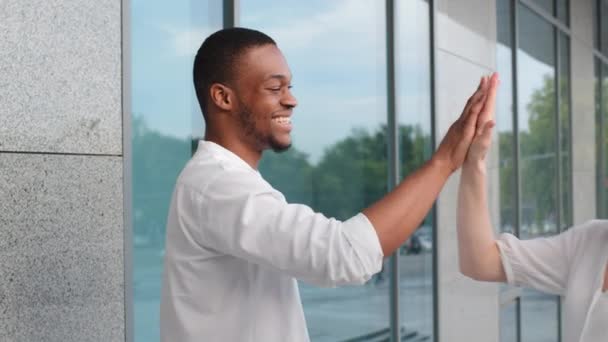 Multiraciale vrienden interraciale vriendschap afro Amerikaanse man afrikaanse man en Kaukasische millennial meisje vrouw het maken van high vijf handen gebaar groet lopen praten over late tijd dame verontschuldigen — Stockvideo