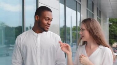 Çok ırklı çift ilişkileri. İki iş arkadaşı, Afro-Amerikan erkek ve Kafkasyalı kadın. Ofis yakınlarında yürüyorlar ve haberleri paylaşıyorlar.