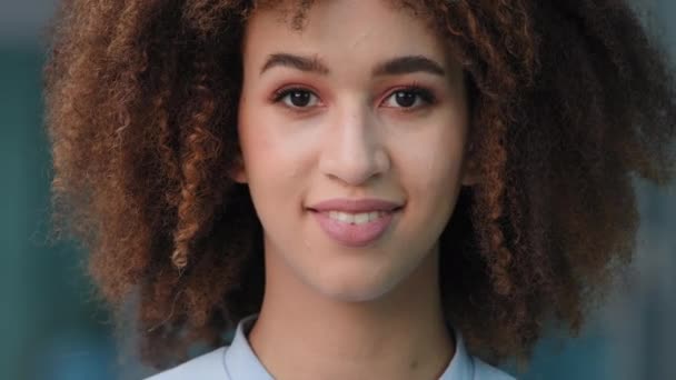Kobieta portret na zewnątrz młody kręcone Afryki kobieta czarny mieszane rasy uśmiechnięty afro dziewczyna człowiek model student pani klient patrząc na aparat uśmiech zęba z przyjaznym wyrazem twarzy — Wideo stockowe