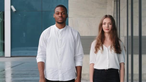 Multiracial business co-workers manager students colleagues diverse people couple afro american man and caucasian woman standing outdoors with cardboard banners help need work unemployment crisis — Stock video