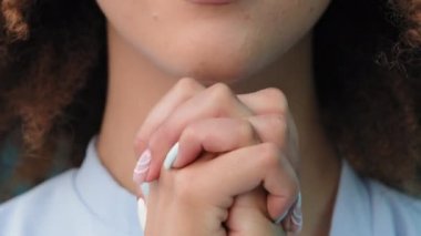 Kadın eli yaklaş dua et, beklenti dile getir. Tanınmayan Afro-Amerikan kız siyah kadın avuç içlerini katlıyor iyi şanslar diliyor umut diliyor özür, din ve umut jestleri yapıyor.