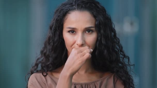 Voorzijde close-up van gemengde ras vrouw mooi jong menselijk gezicht hispanic meisje kijken camera maakt gebaar van stilte pretendeert te sluiten mond toont oke symbool belooft om geheim te houden stil — Stockvideo
