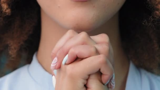 女性手的特写，祈求期待。难以辨认的非洲裔美国女孩黑衣女子皱起手掌祈祷，祈求上帝保佑她好运，希望她能做出道歉、宗教和希望的姿态 — 图库视频影像