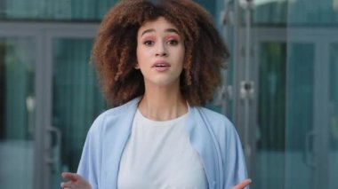 Afro-Amerikan kadın siyahi Afrikalı kız dışarıda kameraya bakıp sevinmeyi umuyor mutluluktan zıplıyor zafer kazanmanın hazzını hissediyor başarı evet jest yapıyor