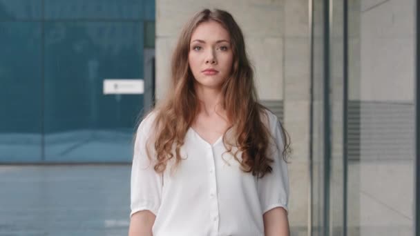 Sad caucasian millennial woman standing outdoors young girl upset unemployed worry stressful lady poor female worker showing holding cardboard banner help need work, dismissal pandemic corona crisis — Stock Video