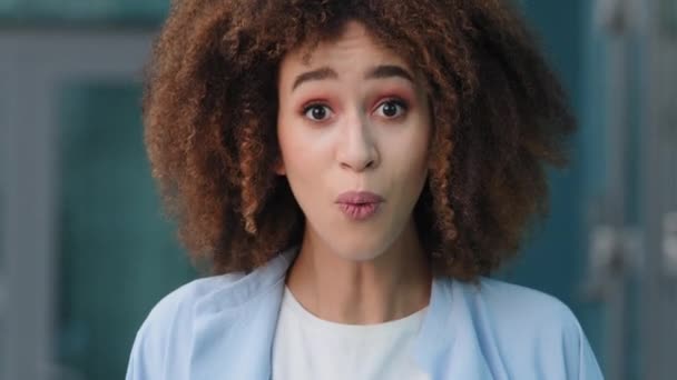 Happy surprised enthusiastic african american woman ethnic black girl with curly hairstyle says wow surprise talking answers question talks emotionally feels wonder close-up female face with emotions — Stock Video