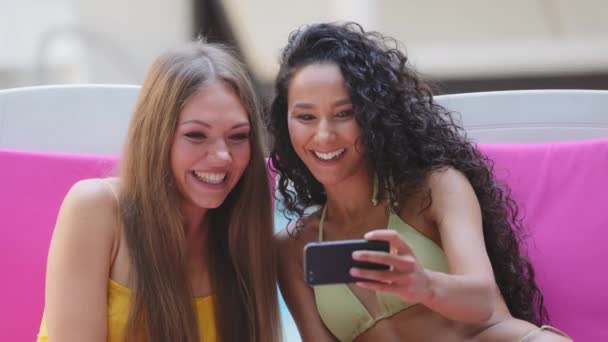 Divers hispaniques copines caucasiennes bronzer au bord de la piscine d'été communiquer avec des amis ou des parents en utilisant application de zoom d'appel vidéo mobile, profiter d'une conversation agréable, parler à distance en ligne — Video