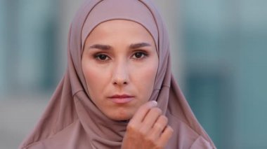 Müslüman bir kadın tesettüre girmiş, tesettürlü, fermuarlı jest yapan sessiz dudaklarını kapalı tutan, gizli bir konsept. Arap kadın sessiz bir işaret verdi, kısıtlamalara ırkçılığı anlat