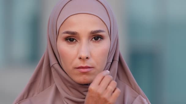 Donna musulmana all'aperto ragazza islamica in hijab mostrando gesto zip chiusura bocca sul tasto tenere le labbra silenzio chiuso, concetto segreto. Arabo signora fa segno tranquillo, dire restrizioni discriminazione razzismo — Video Stock
