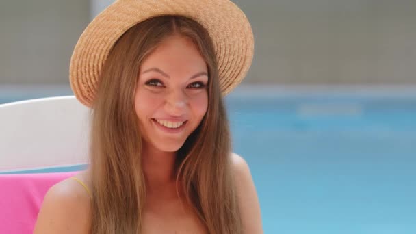 Happy Kavkazská žena v módní slamák klobouk gestikulace ok usmívání s bílými zuby při pohledu na kameru hezká dívka ruka ukazuje v pořádku znamení spokojen s dovolenou hotel služby koncept portrét — Stock video