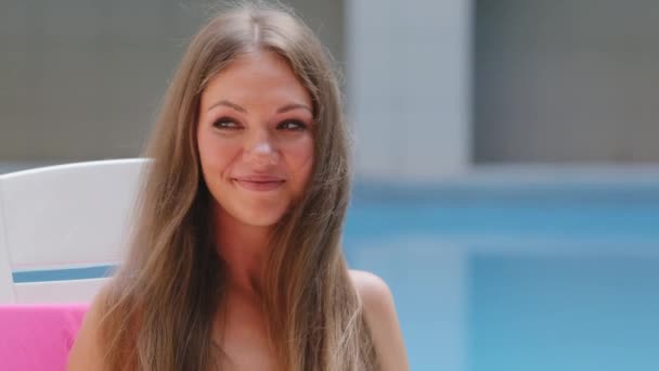 Retrato headshot de menina europeia bonita feliz estudante colocando óculos de sol, deitado e relaxante na espreguiçadeira sorrindo alegremente. Milenar senhora despreocupada com sorriso desfrutando de férias de verão — Vídeo de Stock