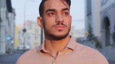 Yakından bakınca, tişörtlü, İspanyol bir iş adamının şehirde ciddi bir yüzle durduğunu hayal ederek gözlerini kaçırdığı görülüyor. Bin yıllık adamın portresi eski sokakta duruyor. Gerçek hayat ve insan kavramı