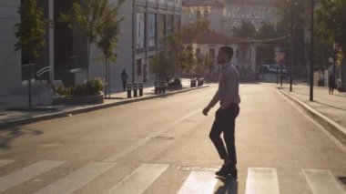 Genç ve başarılı yetişkin stili iş adamı patron yönetici işçi lider avukat CEO şirket sahibi resmi giysiler içinde yaya geçidi boyunca yürür yolda trafiğe girer.