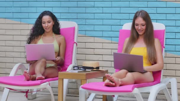 카프카스 계 히스패닉 여성 프리랜서 블로거들은 노트북으로 괜찮은 몸짓을 하고 있다. 온라인 서비스에 만족 한 기분좋은 고객은 애플리케이션을 추천 합니다. — 비디오
