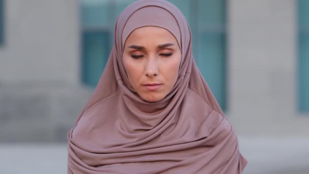 Porträt junge schöne ernsthafte indische Mädchen in rosa Hijab traditionelles Kopftuch einsame Muslimin allein islamische Frau traurig verärgert arabische Touristin Blick auf Kamera im Freien in der Stadt — Stockvideo