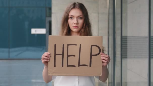 Droevig gestrest gefrustreerd arm meisje verloren blanke vrouw dame met kartonnen spandoek met opschrift hulp nodig vraagt om geld werk, werkloosheid tijdens hevige pandemische financiële crisis gezondheidsproblemen — Stockvideo