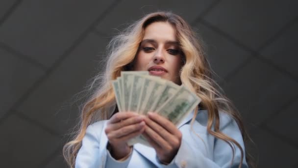 Başarılı Kafkasyalı genç iş kadını yönetici patron para miktarını kontrol ediyor. Maaş, ödeme konsepti dahil. Kapanış kızı elinde 100 dolarlık banknotlar tutuyor, zenginliğe rüşvet veriyor. — Stok video