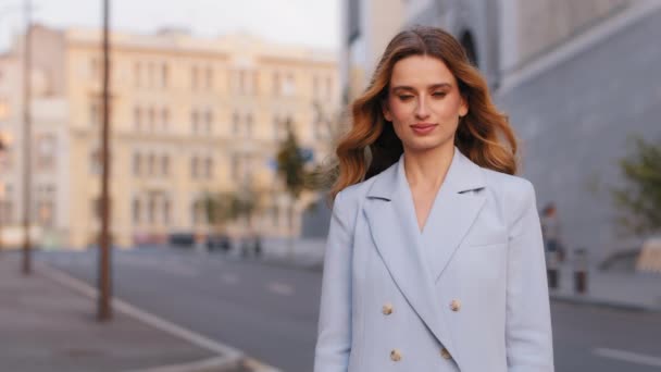 Retrato bonito bem sucedido jovem adulto mulher de negócios caucasiano millennial apresentável menina chefe do sexo feminino advogado gerente estudante em jaqueta elegante em pé na cidade isolada olhando para a câmera — Vídeo de Stock