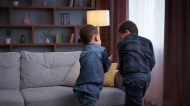 İki Afro-Amerikalı çocuk evde kavga ediyor mutlu küçük çocuklar birlikte eğleniyorlar enerjik çocuklar evlerinde eğleniyorlar aile içi kavga komik kavgalar