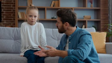 Kafkas ailesi evde şefkatli bir baba ile sevimli üzgün bir kız çocuğuyla konuşuyor. Babası, küçük üzgün çocuğun yanlış anlaşılma sorunlarını tartışmasına yardım ediyor. Sorunlu ebeveynlik sorunları.