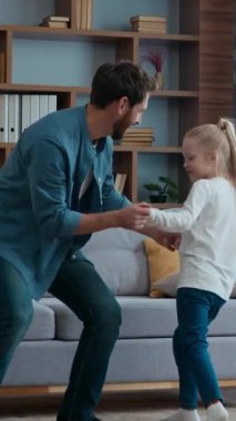 Mutlu Kafkas ailesi evde kızlarıyla dans ediyor. Eğleniyor, el ele tutuşuyor, sarılıyor, olumlu baba ve şirin kız çocuk müzik yapıyor.