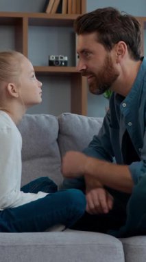 Mutlu Kafkas aile babası ve kızı konuşuyor gülüyorlar gülüyorlar kanepede birbirlerine bakıyorlar tatlı kız babaya dokunuyor komik oyun çocuğu baba bakışıyla eğleniyorlar