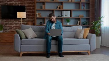 Aile evde serbest çalışan baba dizüstü bilgisayar başında telefonda konuşan aktif çocuk kanepenin etrafında koşan hiperaktif çocuk kız çocuğu gürültülü bir şekilde babasını rahatsız ediyor çoklu iş stresli ebeveynlik