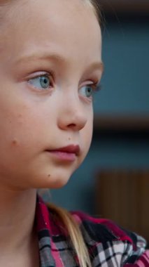 Düşünen Kafkas çocuk kızı. Uzaktan bak. Uzaktan bak. Düşün, düşün.