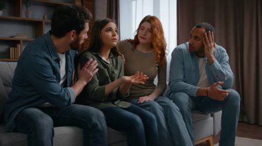 Stresli kadını destekleyen dört farklı etnik arkadaş ev partisinde kötü haberleri paylaşıyorlar. Kanepe sorunu, kederli kız, sorunlu kadın. Erkekler sarılıyor, sarılıyor, empati kurmaya yardım ediyor.