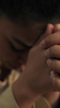 Üzüntülü hayal kırıklığı yaşayan Afrikalı Amerikalı kadın kederli düşünce problemi yaşıyor. Depresyondaki etnik kız endişeli panik atak geçiriyor. İstenmeyen hamilelik sorunu stres hissi.