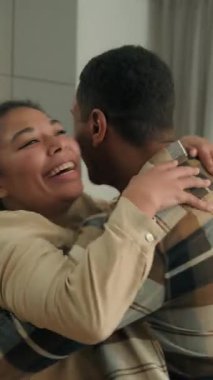 Tatmin olmuş mutlu çift Afrikalı Amerikalı aile, yeni evli bir kadın ev satın almaktan mutlu. Yeni ev kredisi kiralama, ev kredisi, ev kredisi, ev kredisi, ev kiralamaktan zevk alan yeni evli bir erkek.