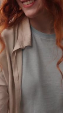 Ev odasındaki yerleri süpüren mutlu, gülümseyen kadın ev kadını, ev sahibi, elektrikli süpürgesi olan ev temizleyicisi, ev temizliği yapan, ev kredisini temiz tutan, ev kredisinin keyfini çıkaran kadın.