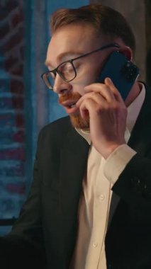 Sinirli, bitkin iş adamı, akşam ofisinde cep telefonuyla konuşuyor. Kafkasyalı iş adamı, çok çalışıyor. Son teslim tarihini tartışmakla meşgul.