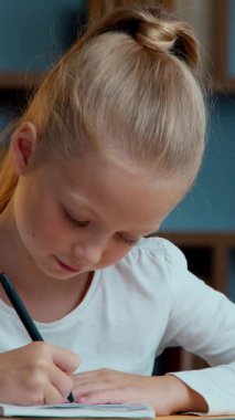 Kafkasyalı küçük kız çocuğu laptoptan konuşma videosu okuyor duygusal el hareketleri yazıyor ödev yazıları okuyor ev ödevi öğreniyor uzaktan eğitim öğreniyor online öğretmenle iletişim kuruyor