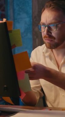 Gece ofisindeki beyaz adam işlerinden bıkmış bilgisayar ekranındaki yapışkan notları yönetiyor. Akşamüstü ofisindeki kafası karışık iş adamının çıkartmalarla ilgili bilgileri kontrol etmesi gerekiyor.