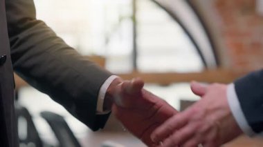 İki başarılı iş adamının el sıkışması iş yeri anlaşması anlaşmaları çok ırklı çeşitlilik erkek işverenler ortaklar ortaklık takım çalışması şirket kredi sigortasına hoş geldiniz