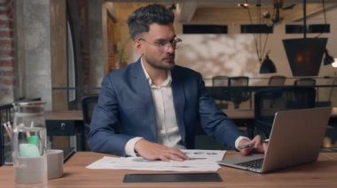 Bilgisayarlı ve belgeli Arap bir işadamı Hindistan 'daki bir işadamının notlar yazdığını gösteriyor.