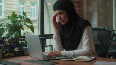 Müslüman İslami iş kadını, tesettüre girmiş Hintli iş kadını, kız müdür, teslim tarihi, baş ağrısı, dizüstü bilgisayarla fazla çalışma, migren ağrısı ilacı.