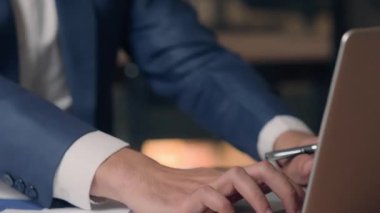 İş adamı erkek elleri ofis işadamında dizüstü bilgisayar yazarken işyerinde çalışan Arap Hintli yönetici adam ciddi programcı bilgisayardan bilgi yazarken