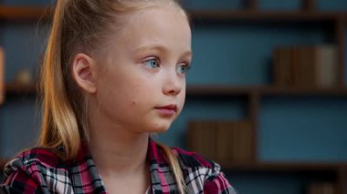 Düşünen Kafkas çocuk kızı. Uzaktan bak. Uzaktan bak. Düşün, düşün.