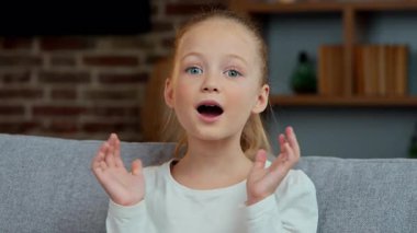 Kafkasyalı küçük kız çocuğu çocuk ağzı açık kaldı kameraya baktı şaşırdı, şaşırdı, şaşırdı, şaşırdı, güldü, şaşırdı, şaşırdı, şaşırdı, şaşırdı.