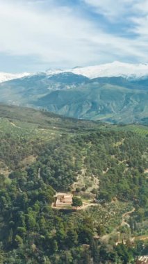 İnsansız hava aracı Granada Sierra Nevada dağları yeşil tepeler mavi gökyüzü güzel zeytinlikler tarihi Alhambra seyahati Endülüs kırsal bölge İspanyol turizm beldesi